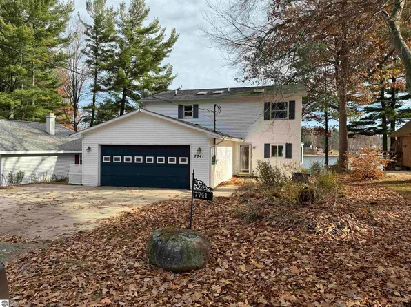 7741 Peninsular Dr, Farwell, MI 48622