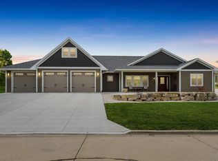 900 Hidden Valley Dr, Elgin, IA 52141