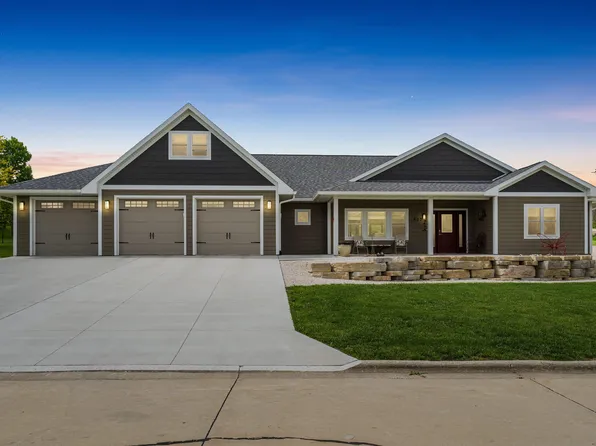 900 Hidden Valley Dr, Elgin, IA 52141