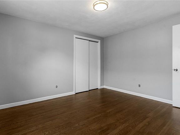 4th image of 32 Bagley Ave