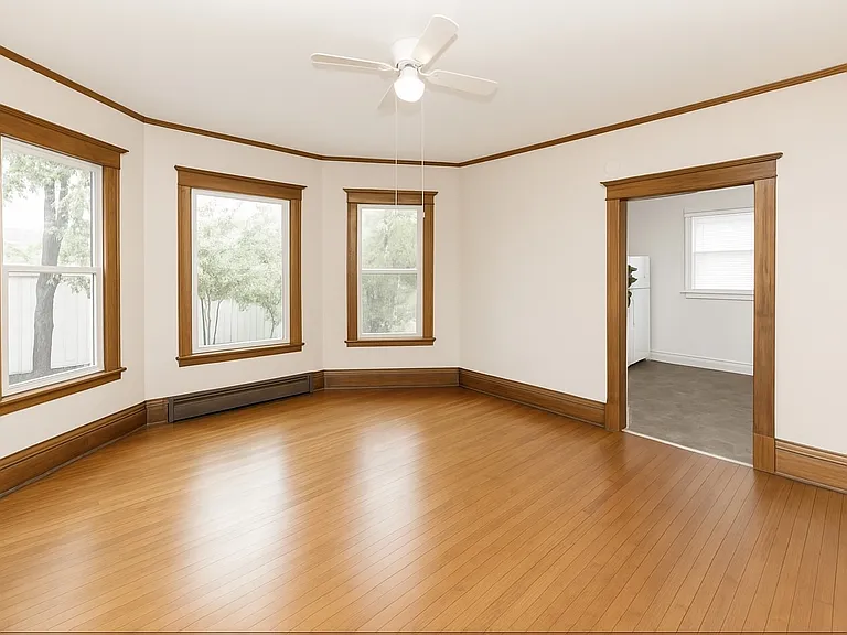 726 College St N — Photo 2