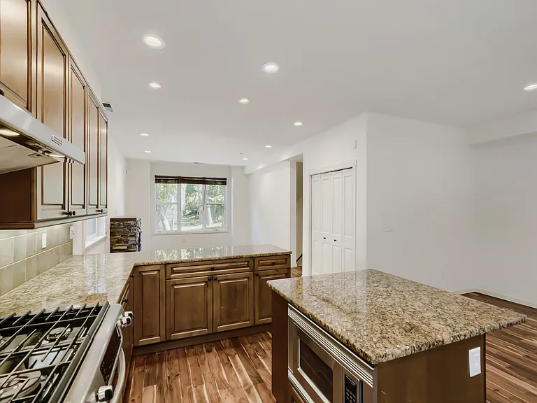 303 Bellevue Way SE — Photo 14