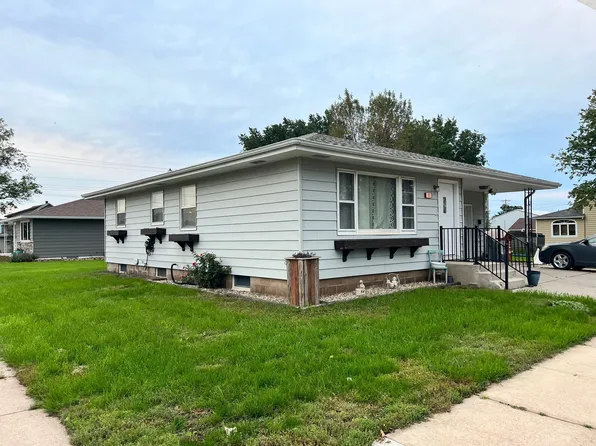 101 E Walnut St, Parkston, SD 57366
