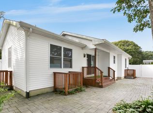 22 Woodridge Rd, Hampton Bays, NY 11946