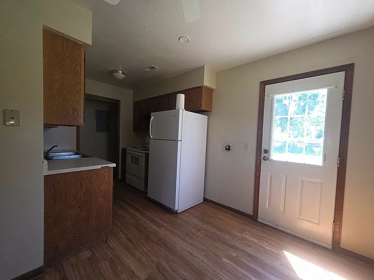 1379 Parkside Dr — Photo 7