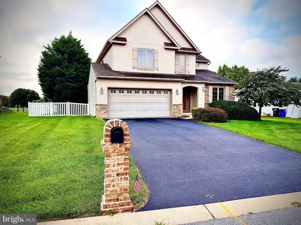 891 Solarlight Dr, York, PA 17402