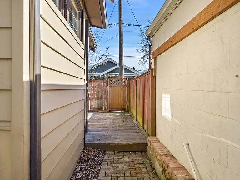 709 McKenzie Ave — Photo 35