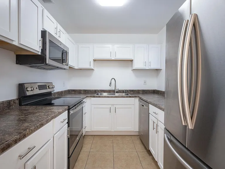 1043 E Maryland Ave #5 — Photo 4