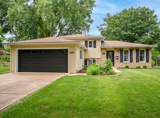 1970 Nottingham Ln, Wheaton, IL 60189