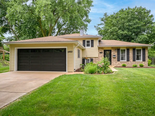 1970 Nottingham Ln, Wheaton, IL 60189