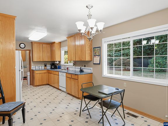 4th image of 206 NW Benton Pl
