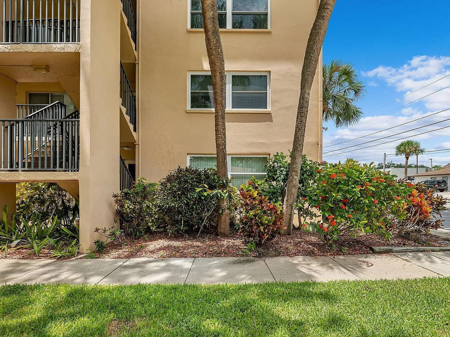 2 bed, 2.0 bath, 835 sqft, $1,700 — Photo 3