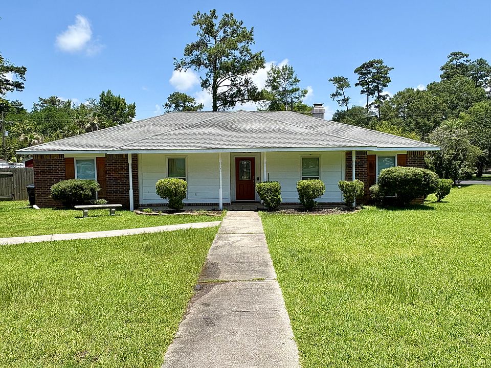 1st image of 300 Live Oak Ct