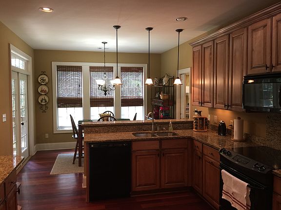 Kitchen and breakfast area