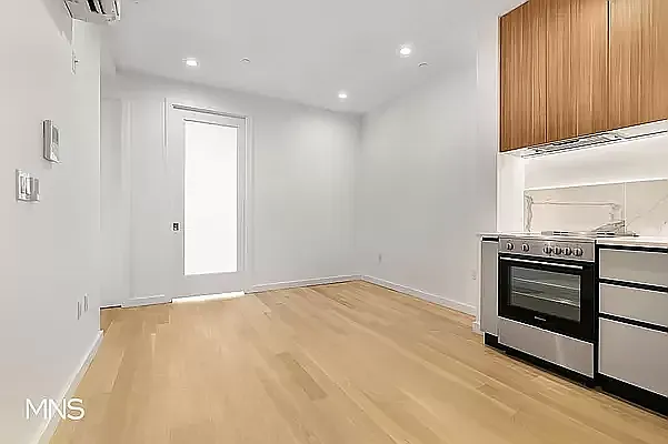 583 Lorimer St #3R — Photo 2