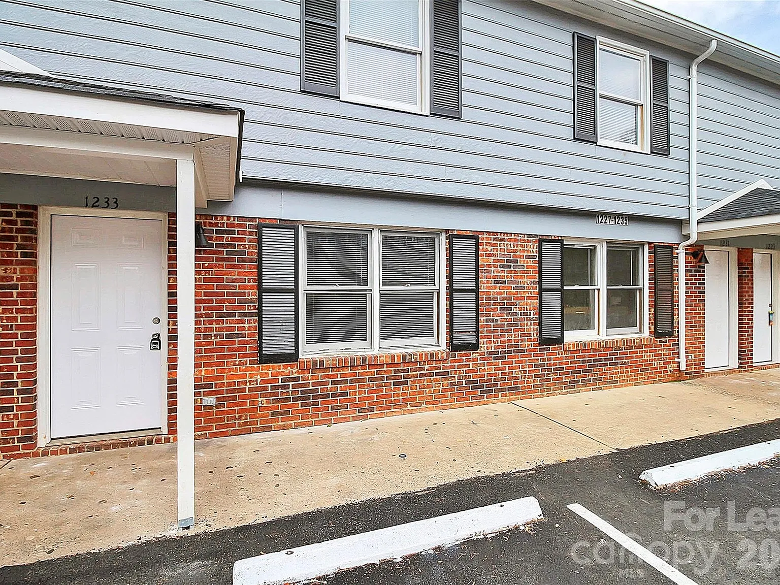 2 bed, 1.5 bath, 805 sqft, $1,099 — Photo 1