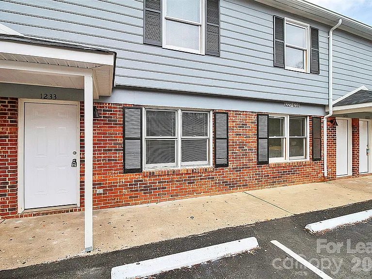 1233 Anderson St — Photo 1