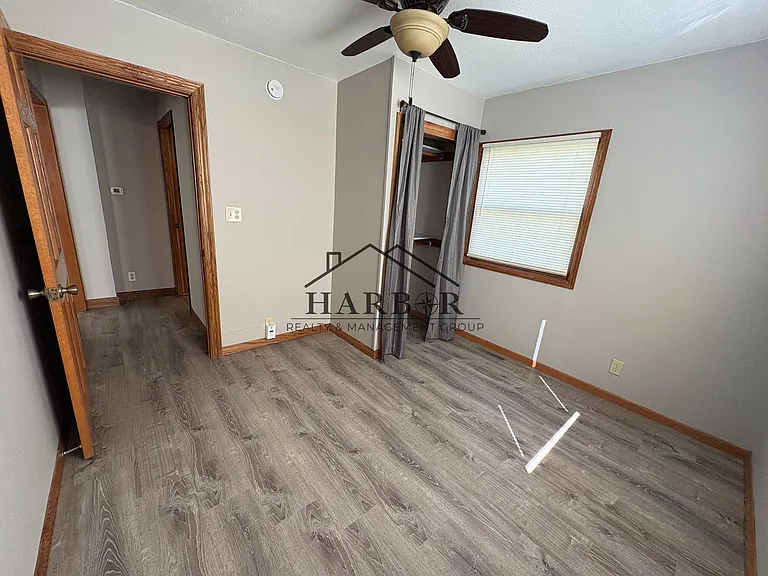 1921 3rd Ave NE — Photo 2