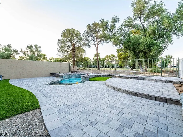 980 Vegas Valley Dr — Photo 33