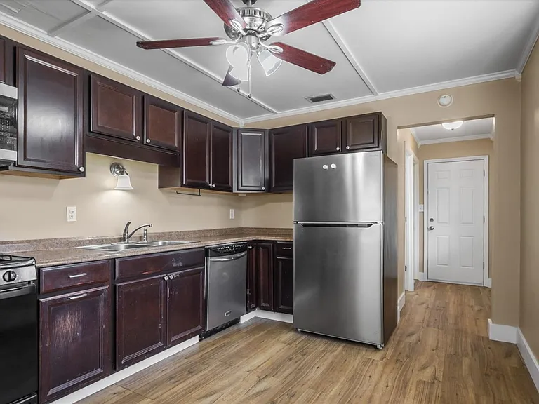 2352 Yorkshire Dr — Photo 7