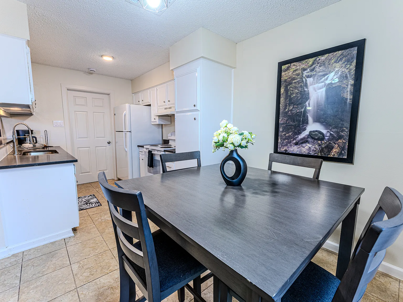 2 bed, 1055 sqft, $1,450 — Photo 4