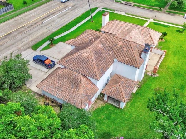 327 Live Oak Ln, Lake Jackson, TX 77566