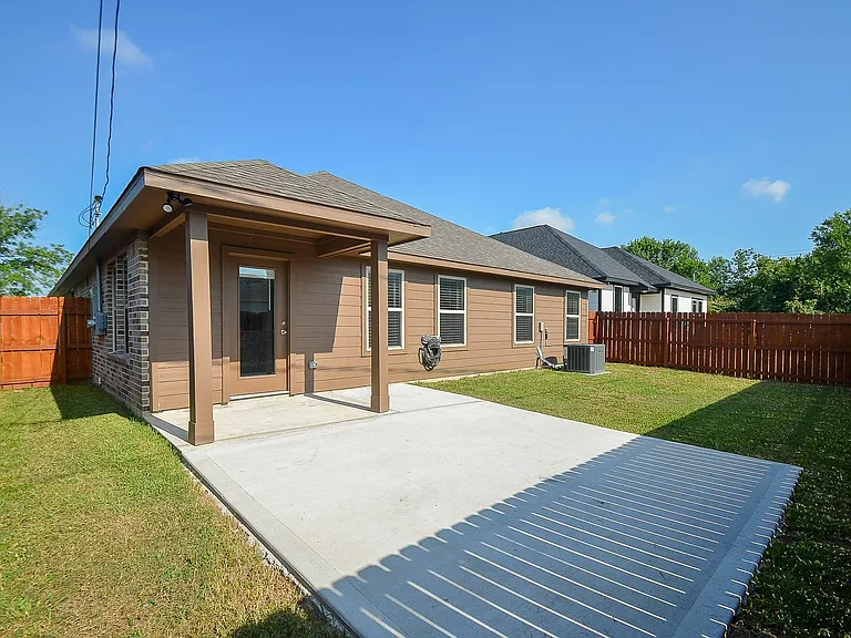 815 Easy St — Photo 4