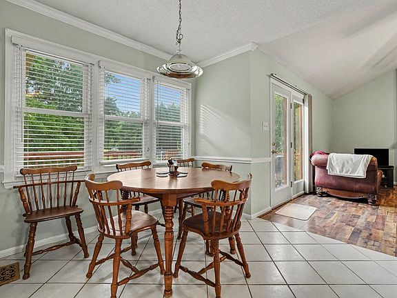 3rd image of 204 Springwood Pl