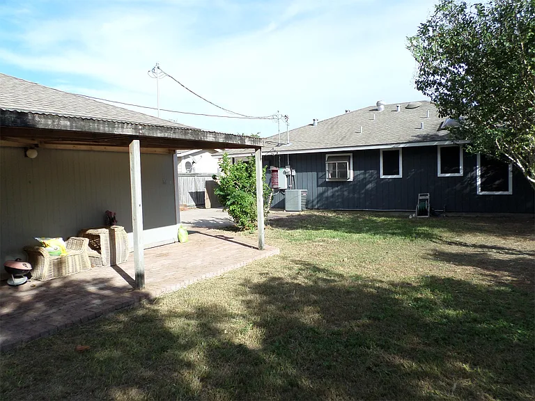 406 Canterbury Dr — Photo 3