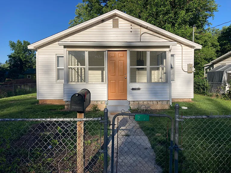 2100 N Park Ave — Photo 2