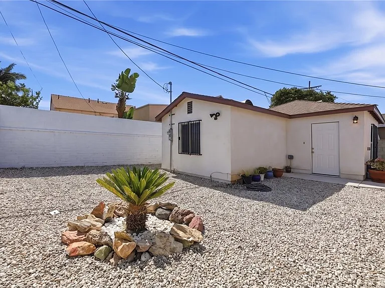 10646 S Wilton Pl — Photo 2