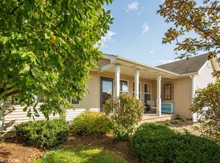 909 N Oak Creek Dr, Genoa, IL 60135