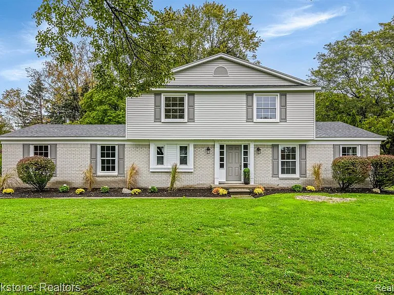 165 Woodedge Dr — Photo 1