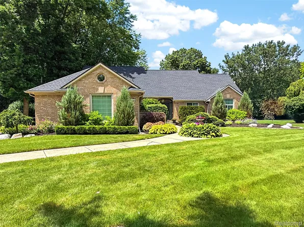 6713 Aurora Dr, Troy, MI 48098