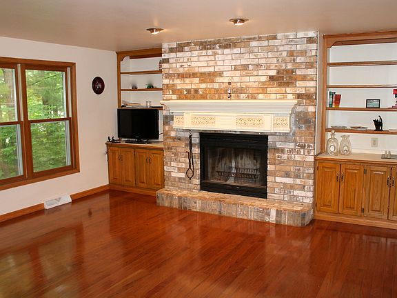 Fireplace w/ built-in shelve