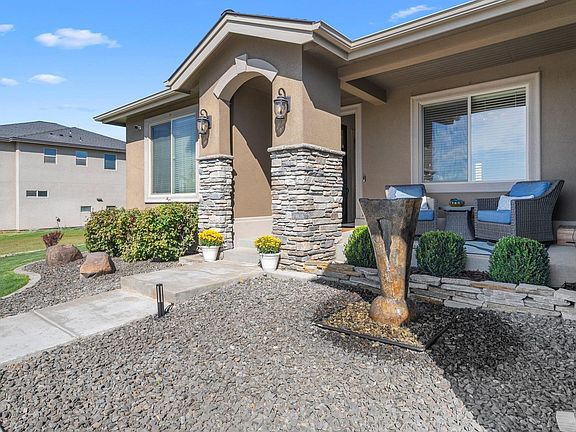 3rd image of 2442 Woods Dr