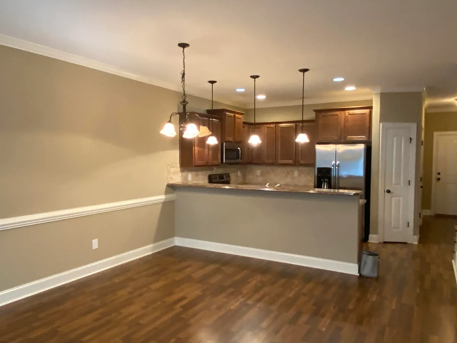 3 bed, 3.0 bath, 1923 sqft, $1,850 — Photo 3