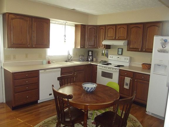 2nd image of 2203 Buckingham Sq