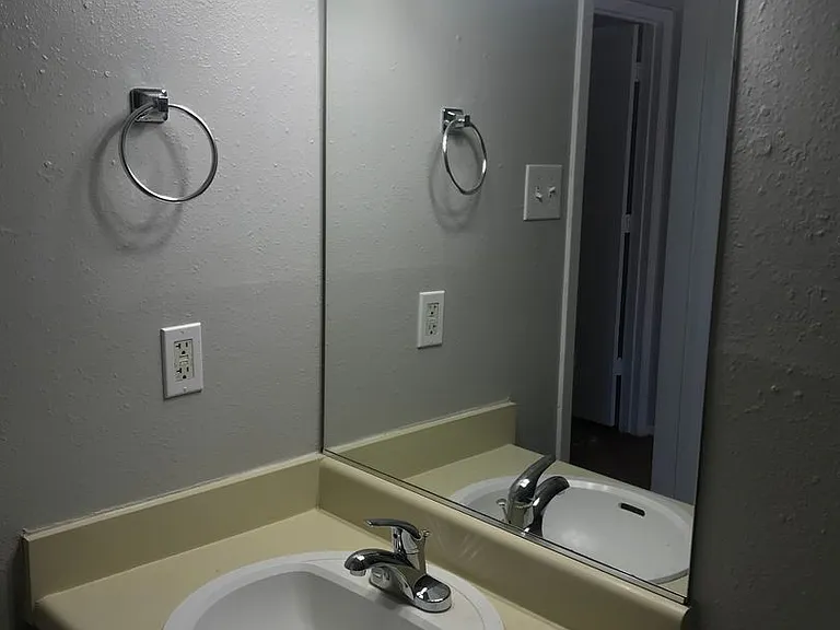 Charming 1-Bedroom Apartment in Fort Worth 700 Sq. Ft. — Photo 13