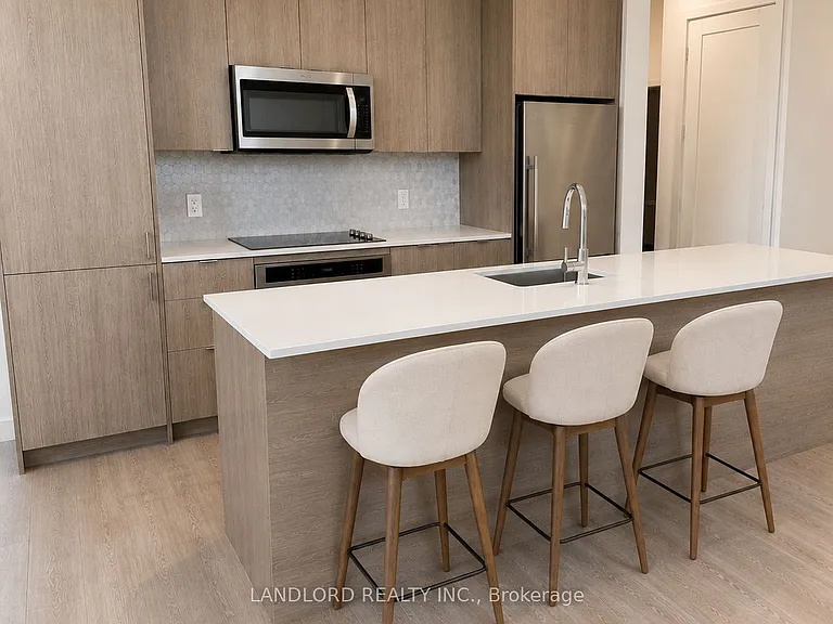 5 Mabelle Ave #Penthouse 33 — Photo 3
