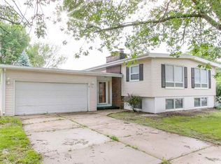 631 29th St NE, Cedar Rapids, IA 52402