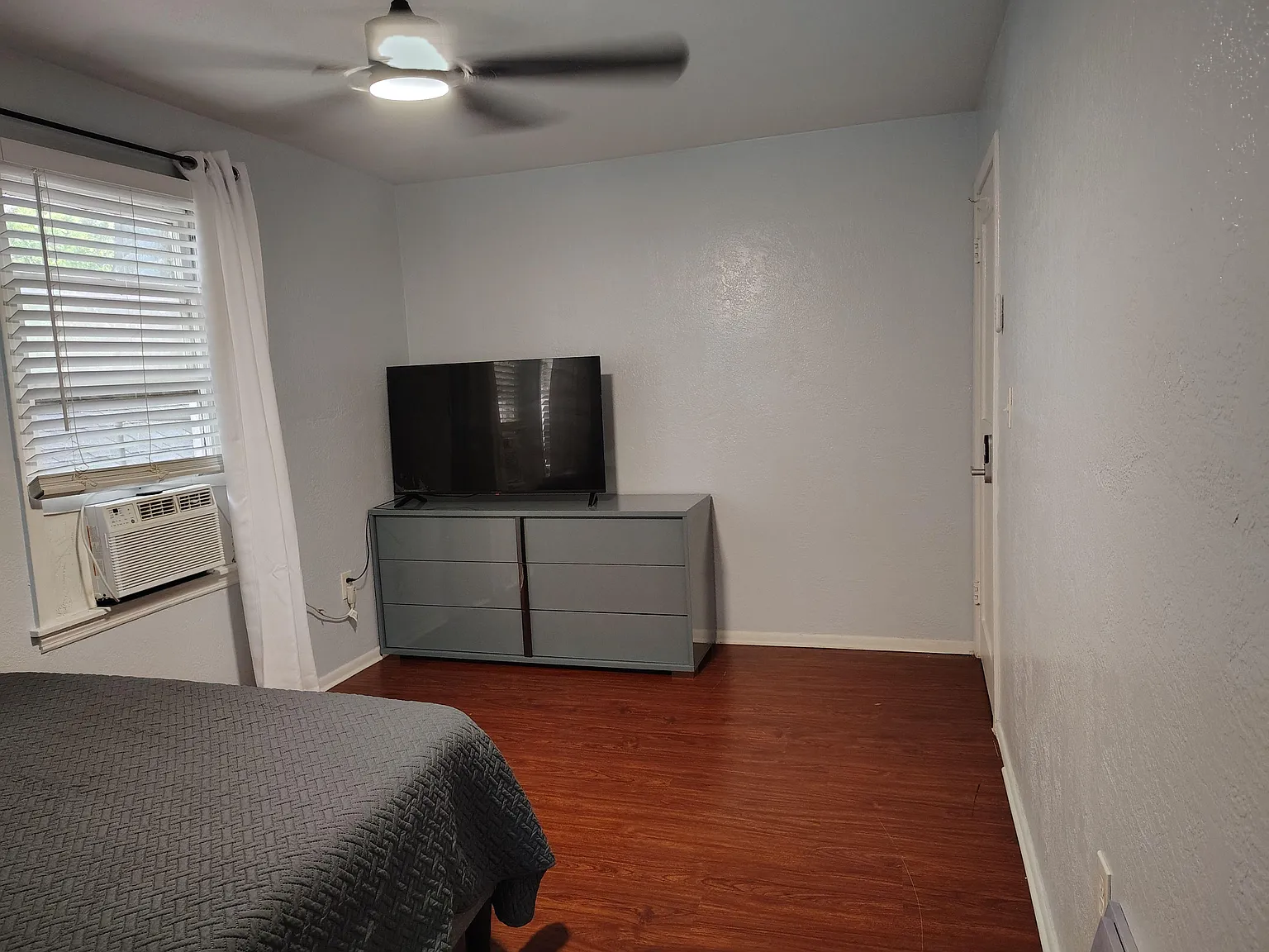 3 bed, 1.0 bath, 950 sqft, $996 — Photo 3