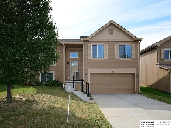9129 Summit St, Omaha, NE 68122