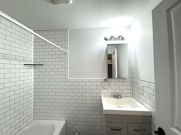 4th image of 625 Main St APT 4