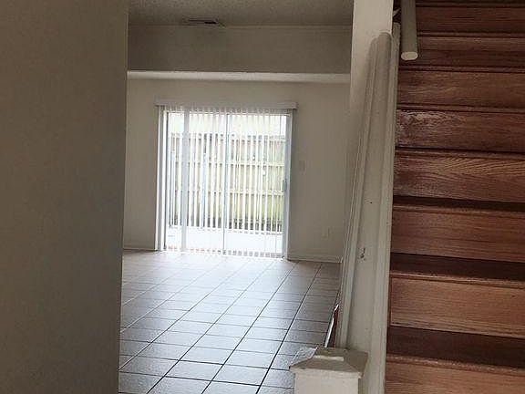 Stairwell/Entry to dining and living room