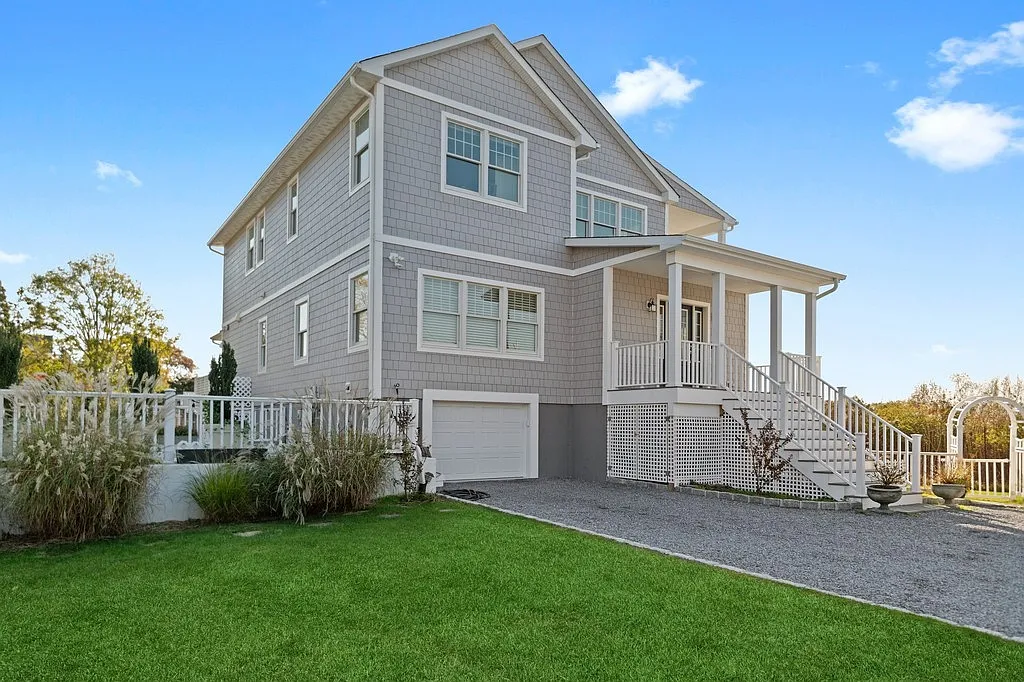 Near Beach And Village Of Westhampton Beach With Bay Views — Photo 1