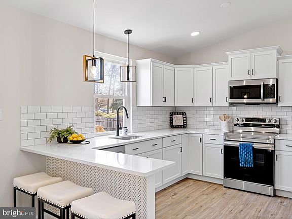 3rd image of 19 Courtland Cir