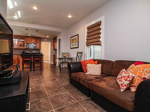 4th image of 217 Edgewood Ter