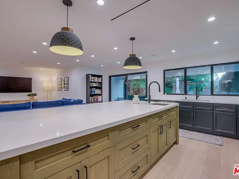 5715 Corteen Pl — Photo 10