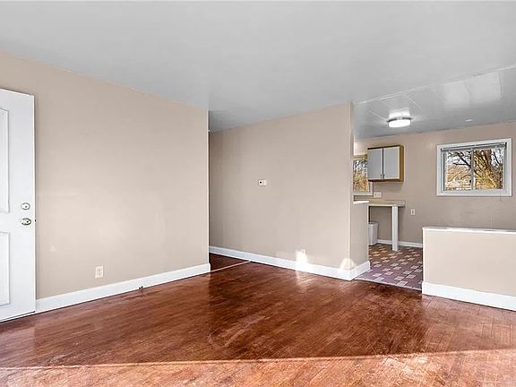 4th image of 1260 Farley Dr